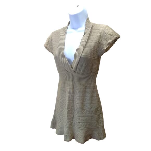 Liz Lange Maternity Women's Medium Sweater Tan Short Sleeved Low Cut V-Neck - Picture 1 of 7